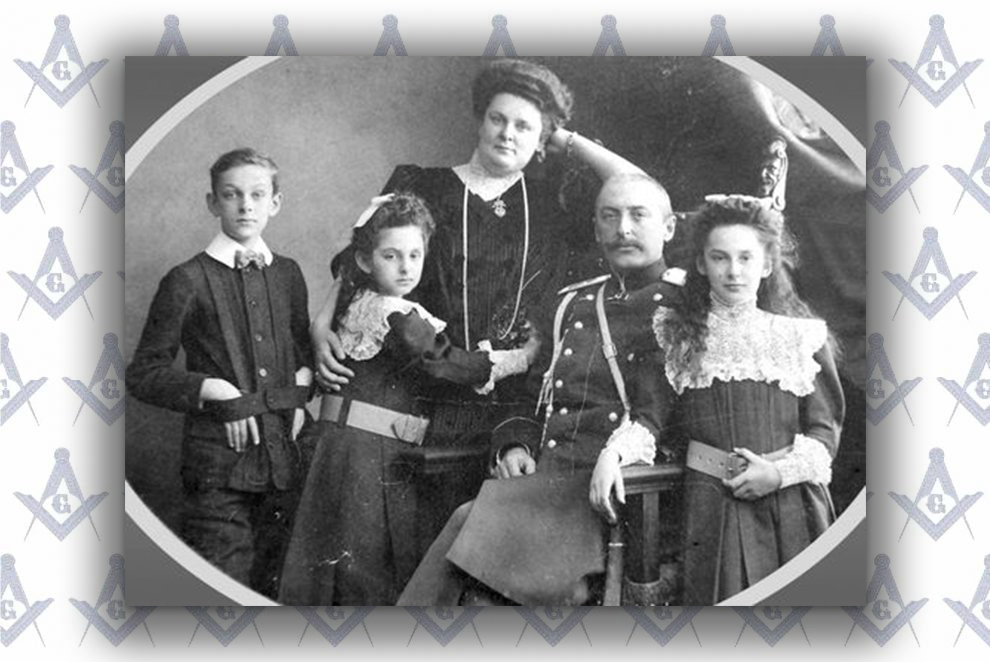 Виктор Кочубей на общей семейной фотографии